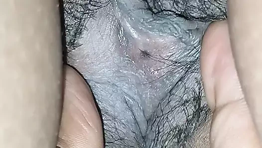 Hintli kocasını parmaklıyor – utangaç karısı