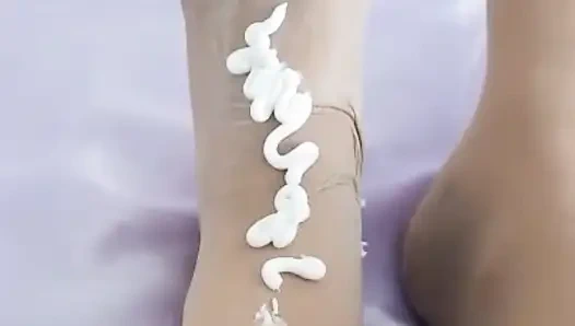 EL KREMI VE VÜCUT SÜTÜ ILE AYAK MASAJı