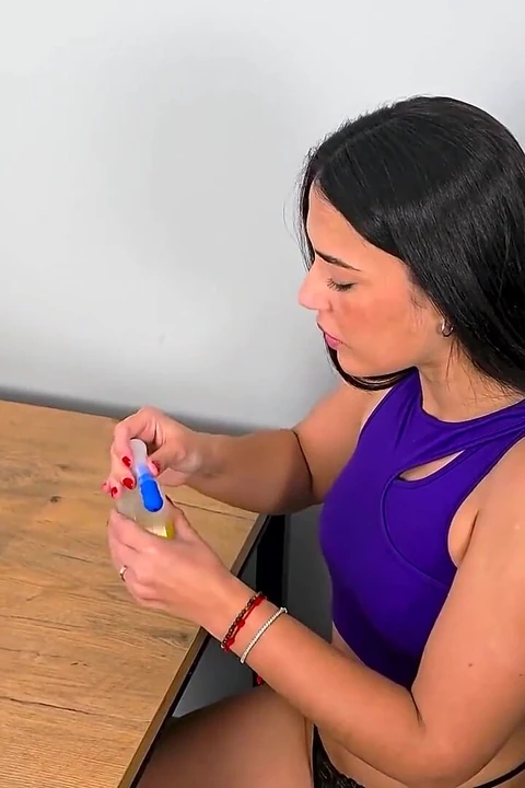 Фриковатая игра с писсингом с любительницей писсеров Нурией Миллан