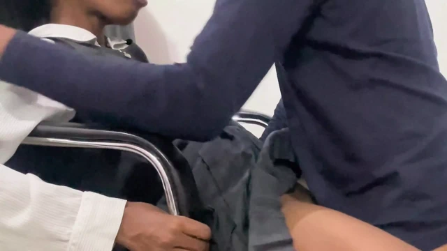 Minik Afrikalı genç kız üniformalı öğretmeni tarafından sikiliyor