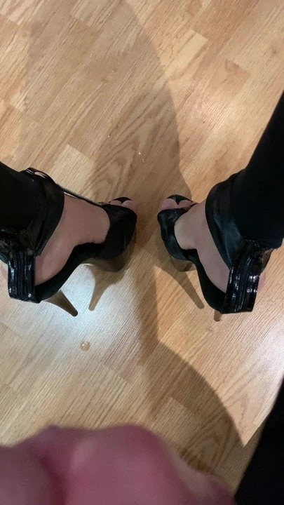 Взрывается на моих черных каблуках стриптизерши