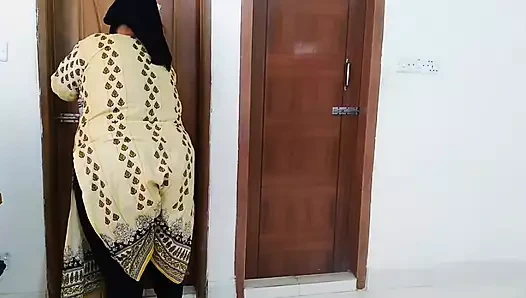 Panjabi ateşli hizmetçi odamı temizliyorum. Sonra onu anal sikiyorum, çünkü karım bugün evde değil