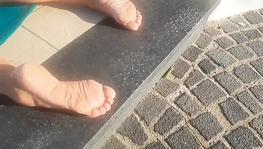 Selena'nın çıplak bronzlaşmış vücudu açık havada zevk