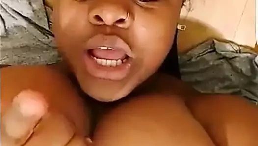 Çıplak ucube bir anda yoğun ilgi gören model6