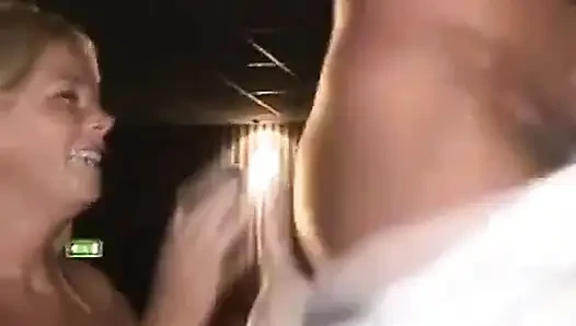 Daha fazlası için yalvarmasını sağlayan günahkar hareketler