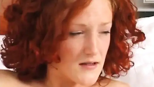 Kıvırcık saçlı kızıl saçlı genç kız bakış açısıyla parmaklanıyor