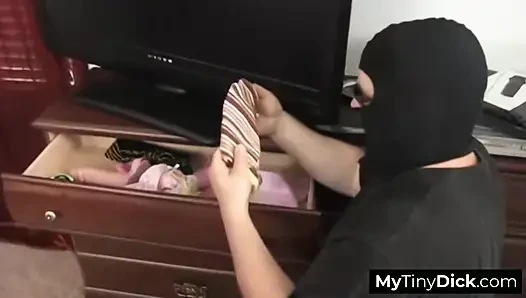Ürkütücü küçük bir yarak karşılaşması hayal kırıklığı yaratan bir saksoyla bitiyor