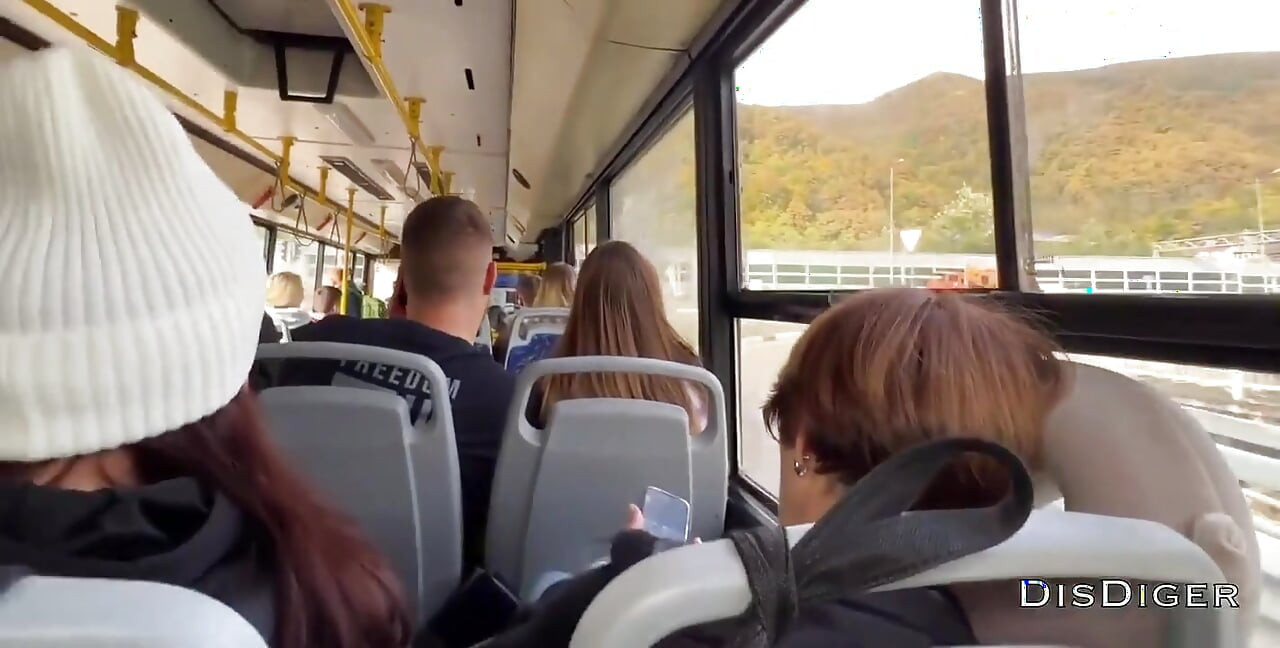 Yabancı bir kız insanlarla dolu bir otobüste mastürbasyon yapıyor ve sikimi emiyor