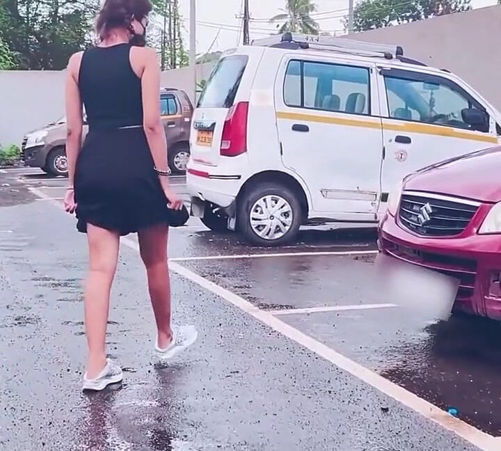Yabancı araba lastiği fışkırtıyor, yol kenarında amcık parmaklıyor ve fışkırtıyor ve göte şaplak atıyor