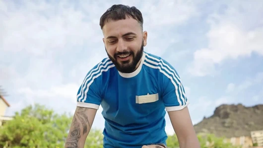 Doğal busty anne yüzme havuzunun yanında genç horoz alır