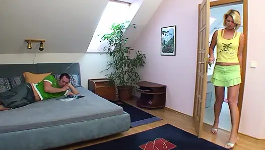 Büyük götlü sarışın genç erkek avcısı amcığını siktiriyor ve göğüslerine boşaltıyor