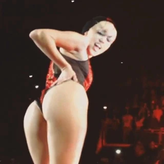 Miley cyrus kıçını gösterme