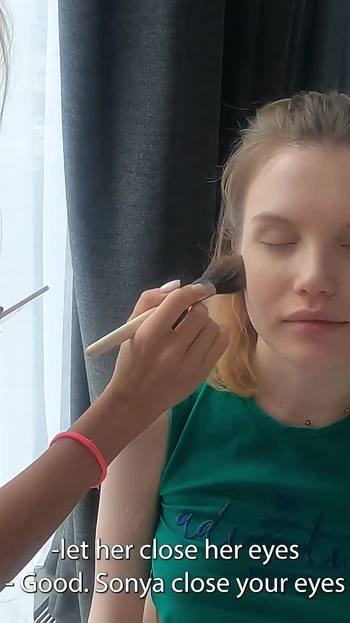 Трахнули и кончили на моем лице, пока я делала молочный макияж. Новое с названием