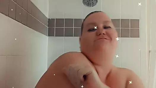 Duş alıyor ve sıkışıyor.