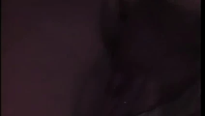 Kısa saçlı esmer parmaklı alır