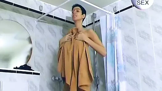 Çekici Alman sürtük duşta dildoyla oynuyor