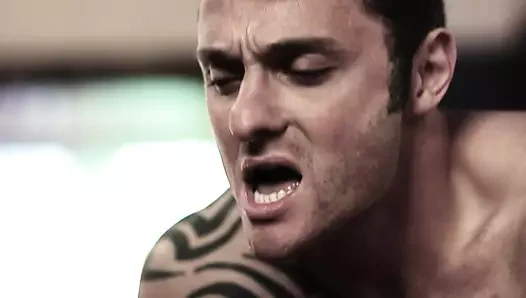 SEKSI HATUN IKI BÜYÜK YARAKLA SIKILIRKEN EĞILIYOR