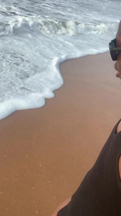 Cotonou'da plajda tek başına iyi vakit geçiriyor | Klip 1