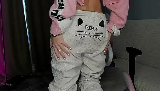 Rahat pijamalı sevimli kız ne kadar daha iyi ısınıyor biliyor