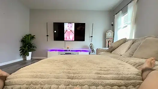 Büyük memeli sarışın üvey anne tarafından mastürbasyon yaparken yakalandı