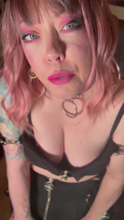 Sigara içen kraliçe Tina Snua bir sigara yakıyor ve çok fazla sürükleniyor ve sarkıyor | Klip 1