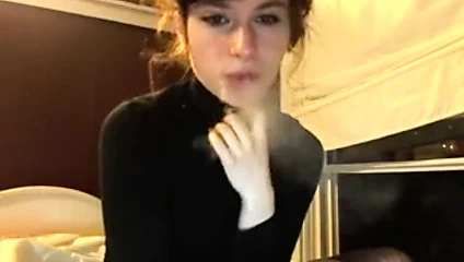 Anna'nın yatmadan önce sigara kamerası var.