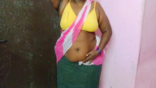 Büyük memeli Tamil üvey kız kardeş seksi göğüslerini gösteriyor