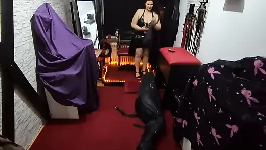 Olgun dominatrix bağlı kölenin yüzüne damlıyor amcık şoku