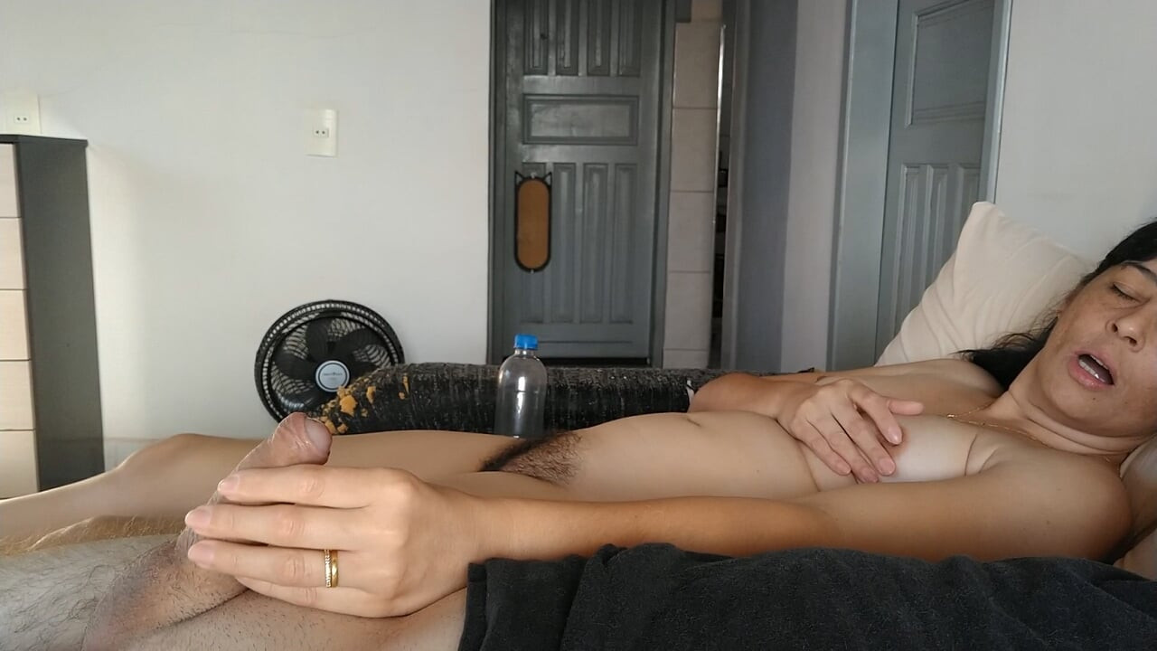 Kıllı evli kadın küçük bir penisle mastürbasyon yapıyor