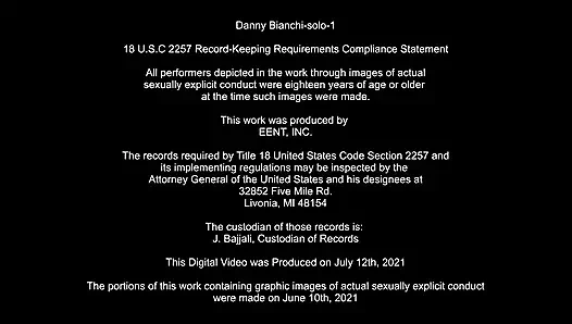 Danny açıyor ve okşuyor