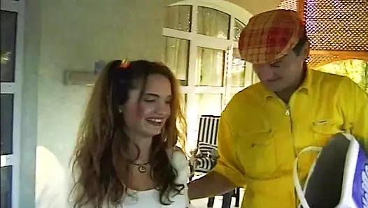 Minik bir Alman kız aç ağzına büyük bir döl alıyor