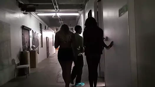 İki karşı konulmaz zenci hatun birkaç azgın adam tarafından sikiliyor