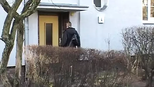 Amatör bir Alman bebek sert sikişten sonra döl yiyor