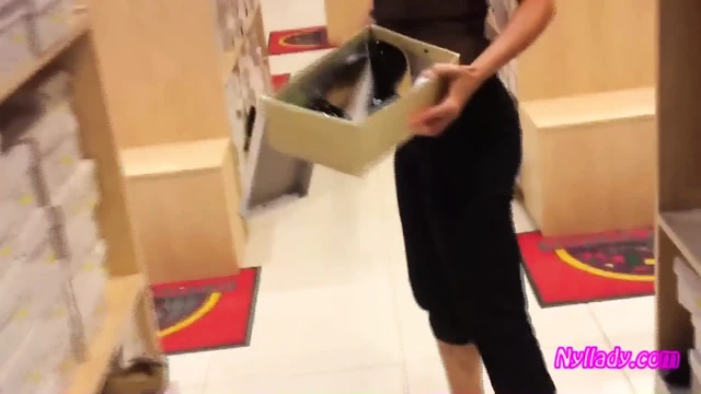 Yeni siyah pompalar için alışveriş