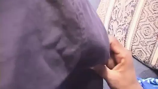 Beyaz adam Hint köpeğini sikiyor.