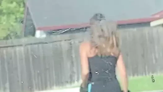 Seksi götlü orta yaşlı seksi kadın egzersiz yapıyor