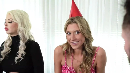 Üvey baba güzel üvey kızına unutulmaz bir 29. doğum günü kutlaması yapmaya hevesli