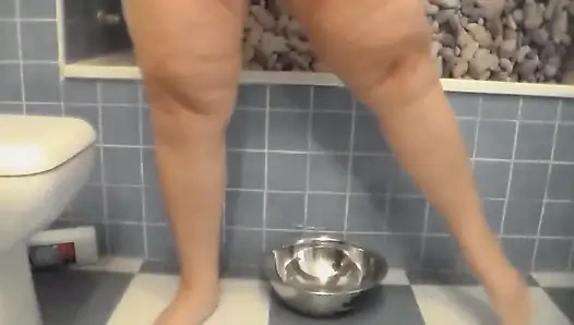 Jen çelik bir kaseye işiyor