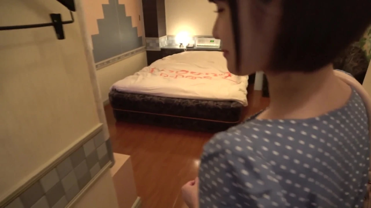 A143F01 A cute short-haired sex friend with short hair complaining about her boyfriend’s sex is having love-to-love sex to the fullest!