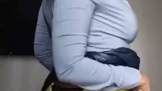 İş kıyafetlerini dışarı çıkaran sarışın