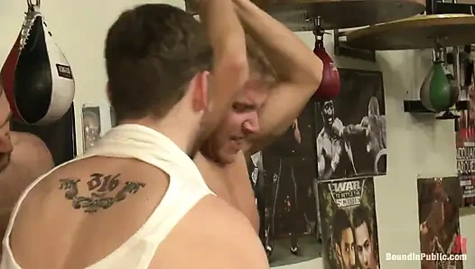 Loudmouth kas kafalı kız boks spor salonunda sikiliyor ve grup sikiliyor