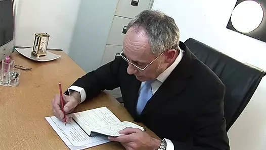 Kat lee yaşlı bir adam için götünü kaldırıyor