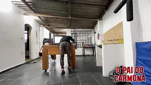 Kötü Melli'yi çıplak bırakmak bilardo oynamak