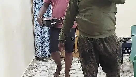 Ac tamircisi kocası televizyon izlerken aldatan karısını sikiyor