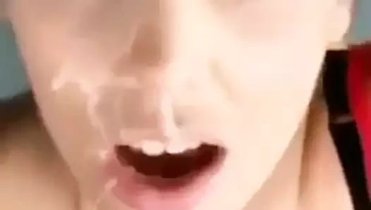 Busty kız berbat içinde parking lot