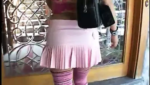 Pembeli seksi esmer genç kız sikilirken göt tıkacı kullanıyor