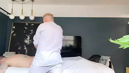 Azgın baba masaj sırasında sertleşiyor ve masörü baştan çıkarıyor.