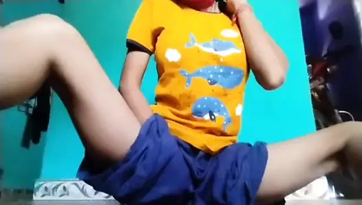 Hintli güzel kız evde parmaklıyor