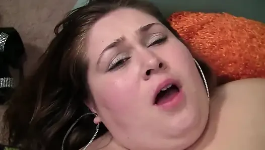 Gerçek ateşli şişman kadın sikişiyor