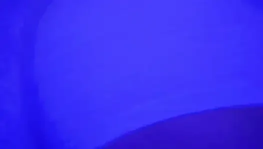 Mavi ışıkta büyük götlü twerk yapıyor